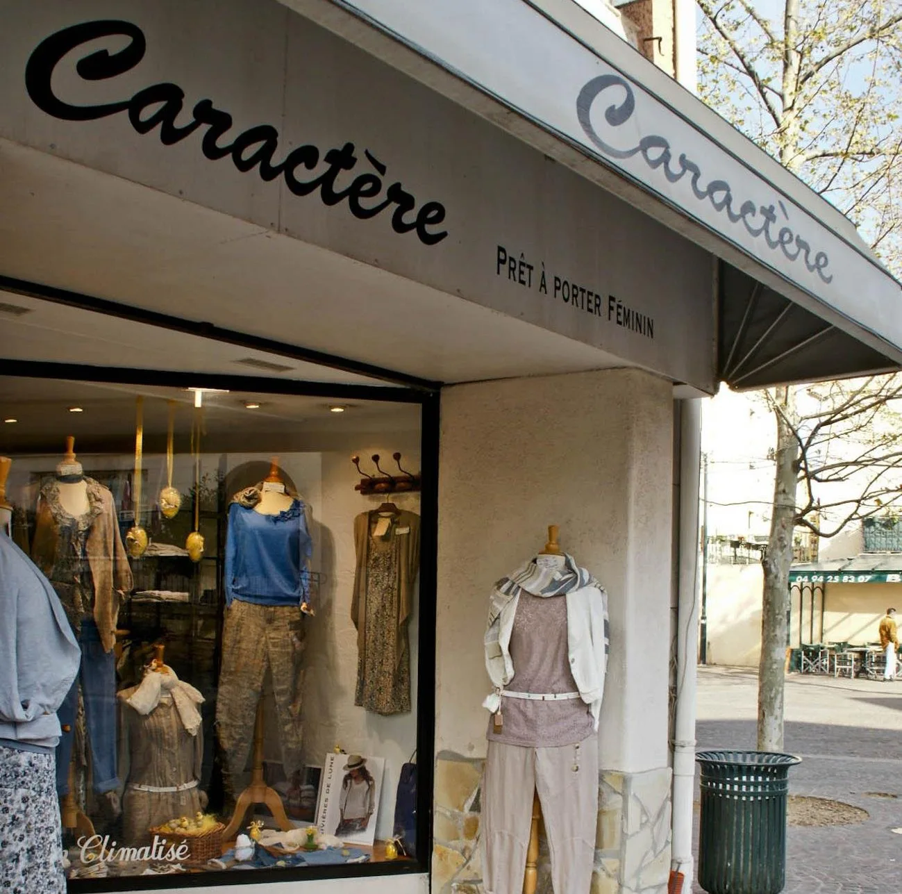 Devanture magasin de prêt à porter féminin Caractère